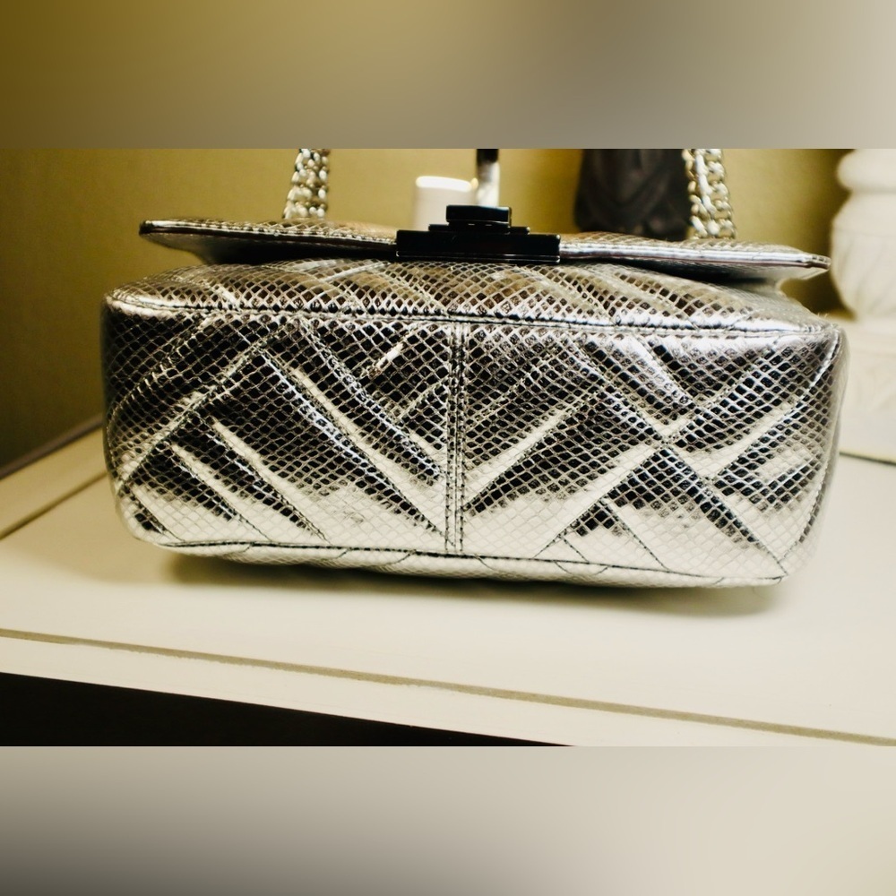 “HOST PICK” MICHAEL KORS Metallic Silver Quilted Leather with a Chain Strap - Picture 9 of 17